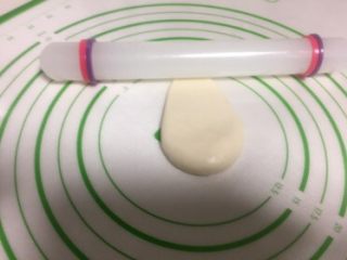 17、豆沙蛋黄酥,擀面杖往上擀一下。