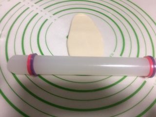18、豆沙蛋黄酥,再朝下擀一下。擀成牛舌状。