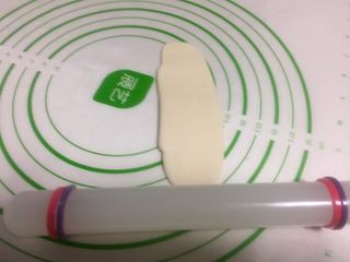 23、豆沙蛋黄酥,往下擀一下。