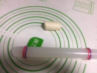 24、豆沙蛋黄酥,自下向上推卷起来。