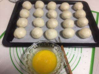 31、豆沙蛋黄酥,收口的的地方朝下全部包好。