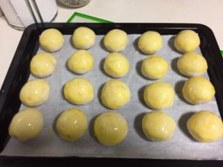 32、豆沙蛋黄酥,轻轻刷上一层蛋液。