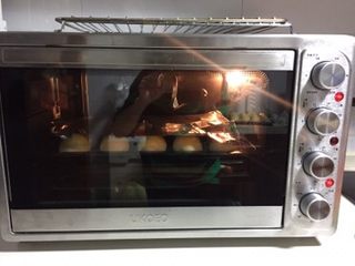 34、豆沙蛋黄酥,送入提前预热好的烤箱，上火180下火170，烤30分钟，中途上色厉害可加盖锡纸。