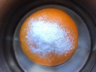 1、香橙戚风,橙子皮搓盐清洗干净。