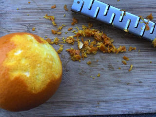 2、香橙戚风,轻轻地刨皮。