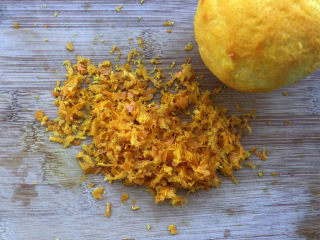 3、香橙戚风,整个橙子皮都刨掉。