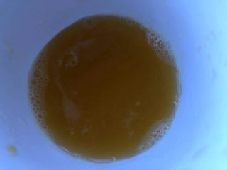 4、香橙戚风,挤出橙汁。