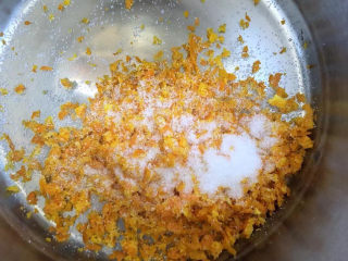 5、香橙戚风,橙皮屑先放一点糖腌制一会儿。