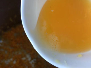 6、香橙戚风,接着倒入橙汁。