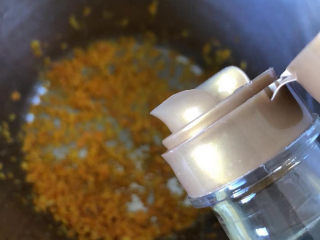 7、香橙戚风,倒入油。