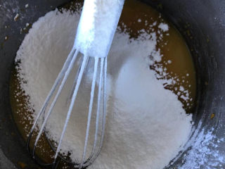 9、香橙戚风,过筛加入低筋面粉。