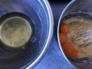 11、香橙戚风,分离蛋清蛋黄,蛋黄加入面糊,面糊搅匀。