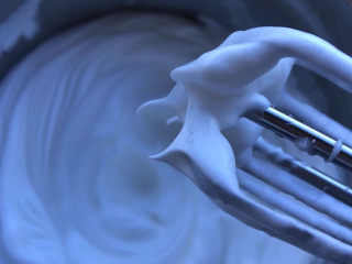 12、香橙戚风,蛋清分三次加入白砂糖打发至出现小尖角,最后一次加糖的时候同时加入淀粉。