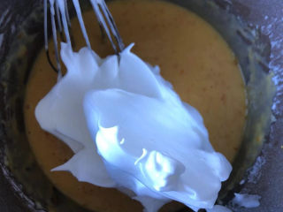 13、香橙戚风,取一部分蛋白放入蛋黄糊。