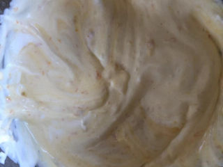 14、香橙戚风,搅拌均匀。