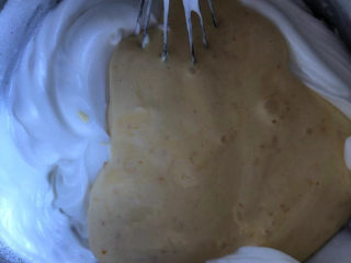 15、香橙戚风,倒回剩余的蛋白里。