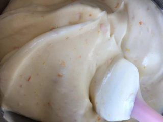 16、香橙戚风,翻拌均匀。