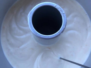 17、香橙戚风,倒入中空模具,用筷子划一圈去除气泡。