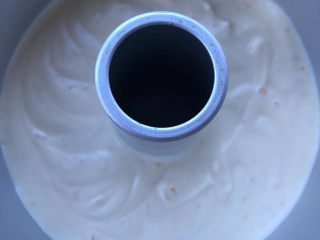 18、香橙戚风,震一下模具,稍抹平表面。