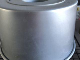 19、香橙戚风,出炉后倒扣冷却,再脱模。