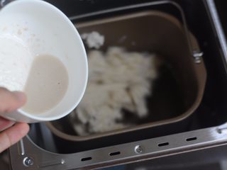 4、无肉不欢+灌汤生煎包,将酵母用少许温水调匀后加入面包桶里