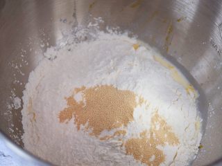 2、南瓜吐司,把材料除黄油外的全部材料一起放入厨师机桶中