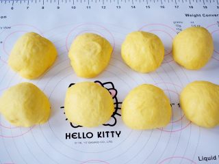 8、南瓜吐司,取出面团排气后,平均分成8份,滚团盖保鲜膜松弛20分钟