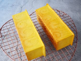 17、南瓜吐司,烤好取出趁热脱模放在烤网上晾凉即可