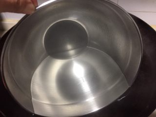 3、可以倒扣的自制老酸奶（面包机版）,装牛奶的容器也要沸水烫了消毒。