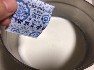 5、可以倒扣的自制老酸奶（面包机版）,倒入酸奶菌粉搅拌均匀。