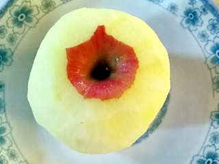 2、苹果甜甜圈,苹果洗干净后,去皮