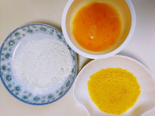 9、苹果甜甜圈,鸡蛋加少许白糖(可不放)打散,面粉和面包糠倒在盘子里