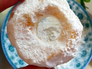 10、苹果甜甜圈,取一片苹果片先放在面粉里,让面粉裹住苹果片