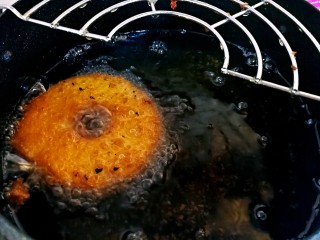 14、苹果甜甜圈,放入苹果片,一面炸成金黄色换一面,两面都炸成金黄色就好了