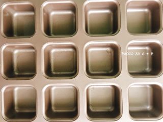 6、健康早餐首选的小麦胚芽餐包,发酵的同时，将模具的底部和四周涂抹少量的玉米油，放入冷藏室冷藏。