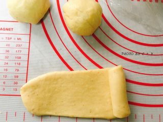 9、健康早餐首选的小麦胚芽餐包,松弛好的面团依次分成三等份，擀成长舌状卷起来静置，直到所有的面团全部整形完成。