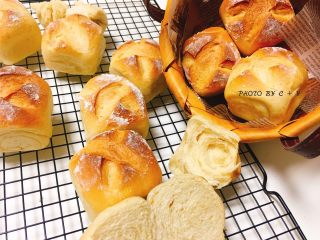 12、健康早餐首选的小麦胚芽餐包,切面。