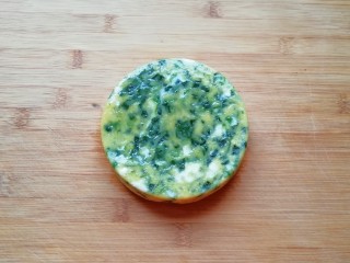 11、菠菜鸡蛋糕,蒸好的菠菜鸡蛋糕倒扣在案板上。