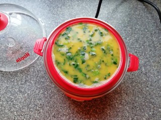 9、菠菜鸡蛋糕,倒入准备好的菠菜蛋糊。