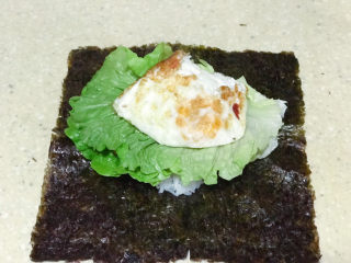 10、浅湘食光&海苔饭团,放卷好的鸡蛋