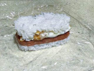 18、浅湘食光&海苔饭团,取出裹海苔