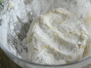 3、这才是香蕉的正确吃法,香酥美味的香蕉丸子,奉送制作方法,揉成面团备用