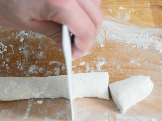 5、这才是香蕉的正确吃法,香酥美味的香蕉丸子,奉送制作方法,将面团揉搓成长条,切15g小段备用