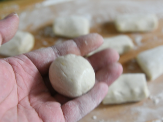 6、这才是香蕉的正确吃法,香酥美味的香蕉丸子,奉送制作方法,再将切好的小段,搓成团