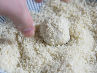 7、这才是香蕉的正确吃法,香酥美味的香蕉丸子,奉送制作方法,放入面包糠中,均匀裹上面包糠