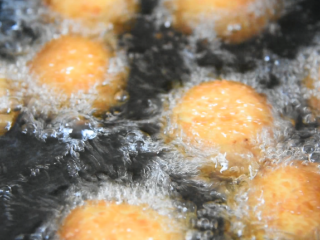 9、这才是香蕉的正确吃法,香酥美味的香蕉丸子,奉送制作方法,放入丸子,小火煎炸3分钟至金黄