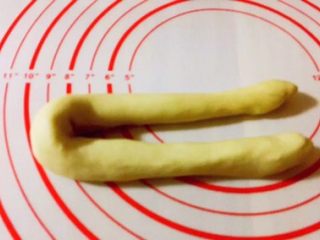 7、老式面包,搓成长条状如图对折