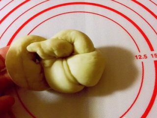 9、老式面包,再对折处将尾巴穿过去压在下面压紧