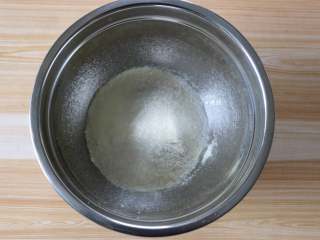 2、蛋白椰丝球,将椰丝、全脂奶粉、低筋面粉、白砂糖全部倒进碗里;