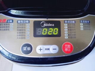 5、蔓越莓吐司面包,启动面包机自动和面功能，时间设定为20分钟。